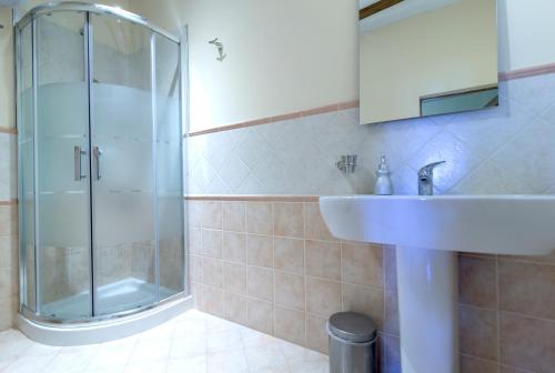 a bathroom with a sink and a shower at Appartamento Benozzo in San Gimignano