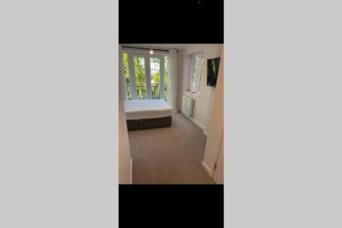 a room with a bed and a window at Croydon Gem Apartment - Fast train to the centre and free parking in Purley