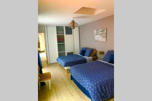 a hotel room with two beds and a couch at Villa Lilly 2 piscine et jardin privé 8 chambres in Pierry