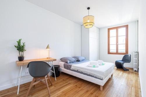 une chambre avec un lit, un bureau et une chaise dans l'établissement FEEL HOME - ALPHONSE KARR, à Nice