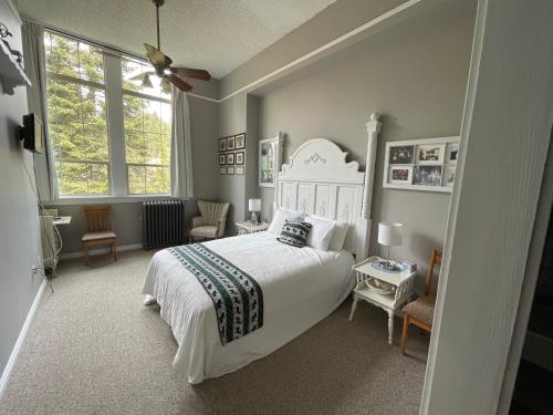 Ένα ή περισσότερα κρεβάτια σε δωμάτιο στο Northside School Bed & Breakfast