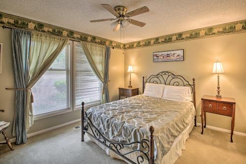 Foto da galeria de Cozy Retreat with Deck 3 Mi to DeSoto Golf Course! em Hot Springs Village