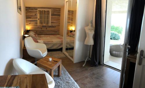 Postel nebo postele na pokoji v ubytování logement avec piscine couverte chauffée du 15 avril à octobre et spa privatifs, vue