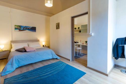 una camera con letto e tappeto blu di Siciliabedda a Catania