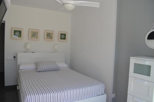 a small bedroom with a bed in a white room at Estrena loft en el mejor sitio de Tarragona in Tarragona