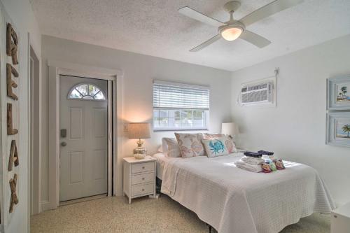 1 dormitorio con 1 cama y ventilador de techo en Indian Rocks Beach Unit - Steps from the Shoreline, en Clearwater Beach