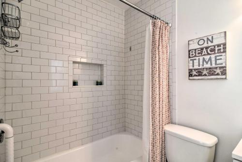 クリアウォーター・ビーチにあるIndian Rocks Beach Unit - Steps from the Shorelineの浴槽とトイレのある白いバスルーム