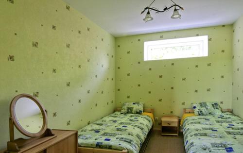 Tempat tidur dalam kamar di Viesu nams Vizbulītes