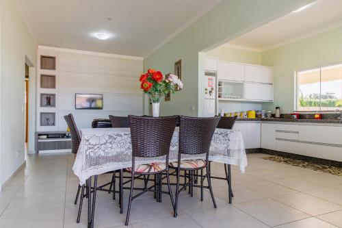Dapur atau dapur kecil di Casa com Wi-Fi e lazer completo em Carlopolis PR