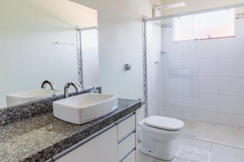Koupelna v ubytování Casa com Wi-Fi e lazer completo em Carlopolis PR