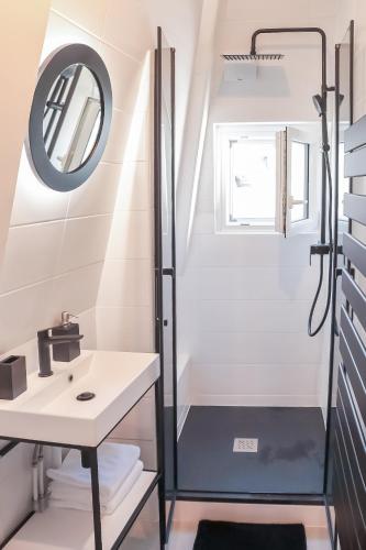 une salle de bain avec douche et lavabo dans l'établissement La suite d'Etretat, à Étretat