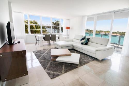 Μια τηλεόραση ή/και κέντρο ψυχαγωγίας στο Seacoast Suites on Miami Beach