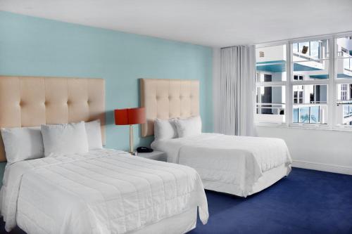 Ένα ή περισσότερα κρεβάτια σε δωμάτιο στο Seacoast Suites on Miami Beach