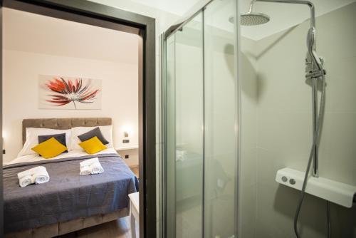 a bedroom with a shower and a bed at Villa Nila Zadar in Zadar