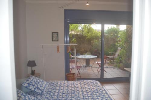 a room with a bed and a patio with a table at La terraza in Banyoles