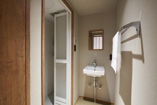 Un baño de Only Cool Stay - Vacation STAY 26939v
