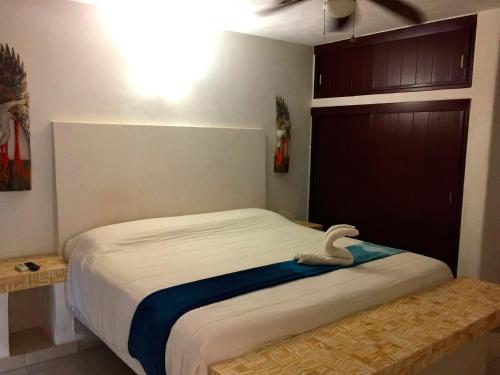 a bedroom with a bed with a swan on it at Villa Costa Chica Comodisimo piscina gigante jardines in Acapulco