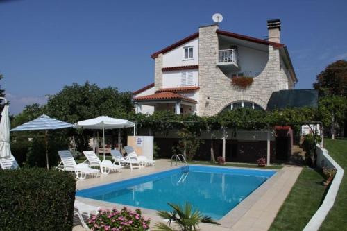 dom z basenem przed domem w obiekcie Apartment in Medulin with sea view, balcony, air conditioning, W-LAN (112-5) w Medulinie