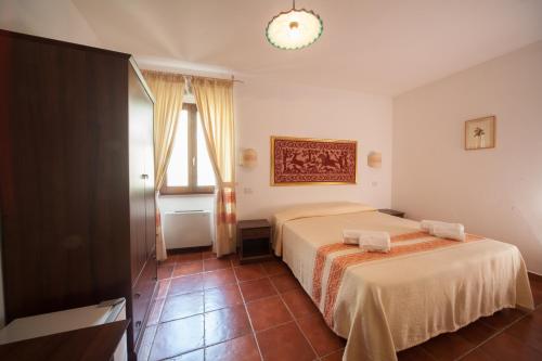 a bedroom with two beds and a window at AFFITTA CAMERE CASA DELLE ROSE in Villanova Monteleone