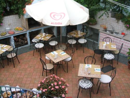 an overhead view of a restaurant with tables and chairs at AFFITTA CAMERE CASA DELLE ROSE in Villanova Monteleone