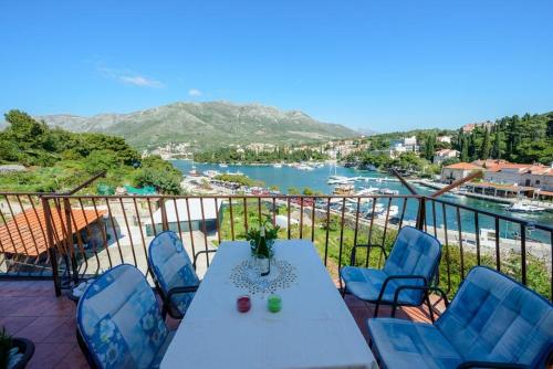 Apartment in Cavtat with sea view, balcony, air conditioning, WiFi (3686-3)