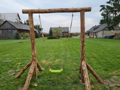 a swing in the middle of a yard at Siedlisko Józefka in Zaróbka