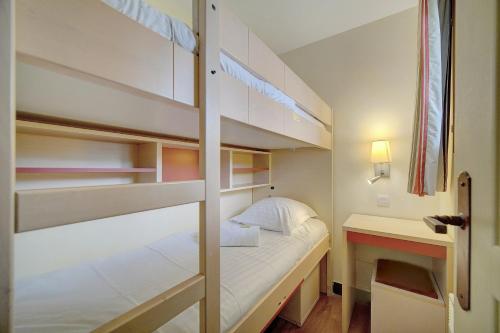 une chambre avec deux lits superposés et un bureau dans l'établissement IMMOGROOM - 2BR - sea view - Swimming pool - Terrace - Parking - AC - Wifi, à Cannes