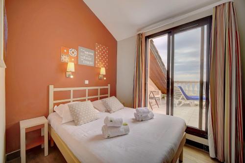 une chambre avec un lit et une grande fenêtre dans l'établissement IMMOGROOM - 2BR - sea view - Swimming pool - Terrace - Parking - AC - Wifi, à Cannes