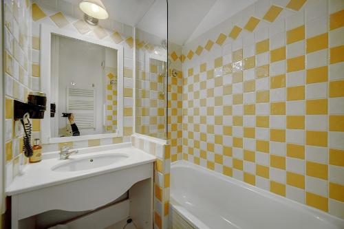 Upstays - 2 Br - sea view - Swimming pool