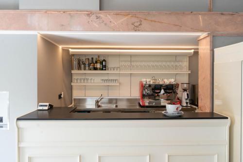 een keuken met een wastafel en een aanrecht bij Hotel Graziella in Arma di Taggia