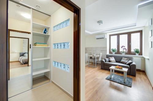 een woonkamer met een bank en een tafel bij New Apartments Wieniawa in Lublin