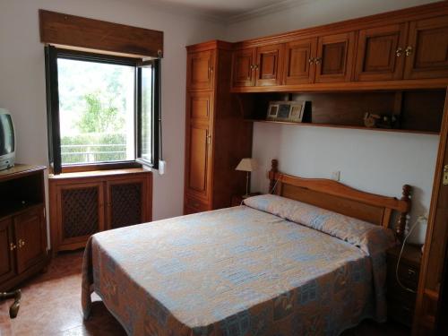 a bedroom with a bed and a window at Casa pando 49 in Pando