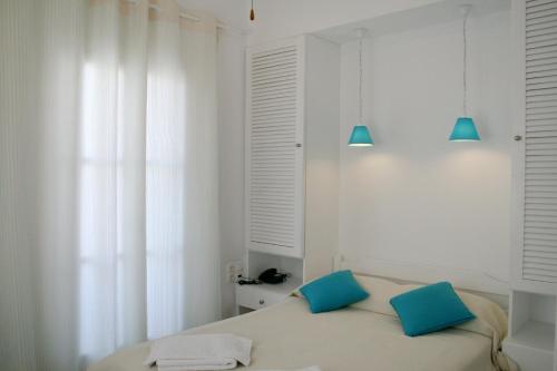 Postel nebo postele na pokoji v ubytování SPIROS & HIROKO Hotel - ADULTS ONLY