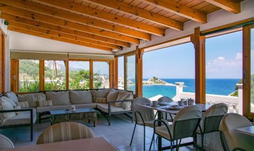 庫卡里的住宿－Sunrise，一间带沙发和椅子的客厅,享有海景。