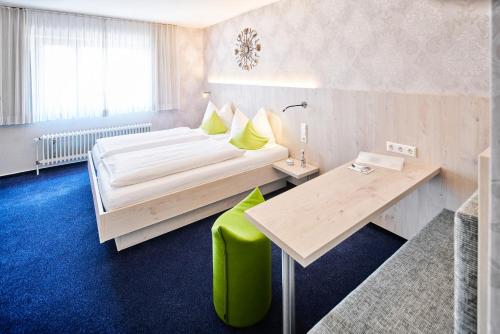 Postel nebo postele na pokoji v ubytování Hotel Restaurant Kerzenstüble