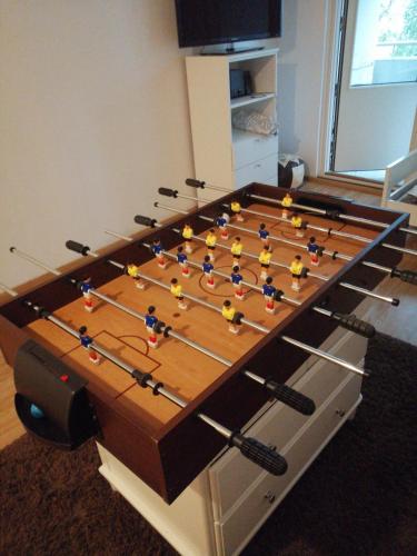 une grande table en bois avec une partie d'échecs dans l'établissement Home apartment Turku, à Turku