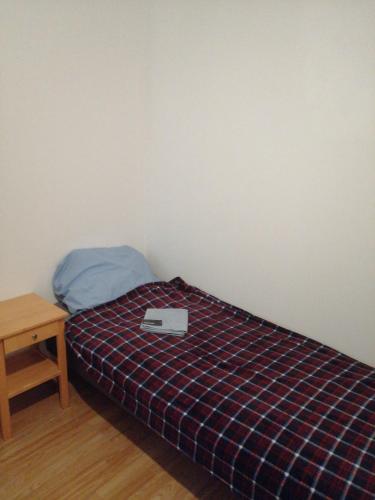 Home apartment Turku في توركو: غرفة نوم مع سرير مع لاب توب عليه
