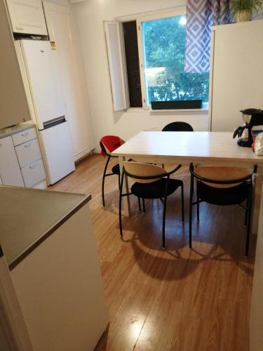uma cozinha com mesa e cadeiras e uma janela em Home apartment Turku em Turku