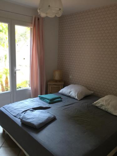 - une chambre avec un grand lit et une fenêtre dans l'établissement Vacances idéales limite Sanary sur mer !! logement partagé Shared accommodation, à Ollioules