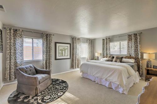 une chambre avec un lit, une chaise et des fenêtres dans l'établissement Country Club Home 18 Mi to Arizona Snowbowl!, à Flagstaff