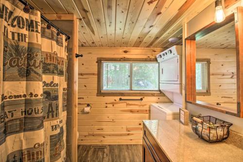 - une cuisine en rondins équipée d'un réfrigérateur et d'une cuisinière dans l'établissement Loon Lake Lodge with Dock, Sauna and Hot Tub!, à Pequot Lakes