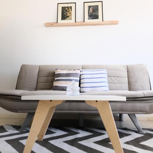a coffee table with a couch in a living room at Impecable Loft en Nordelta Bahía in Benavídez