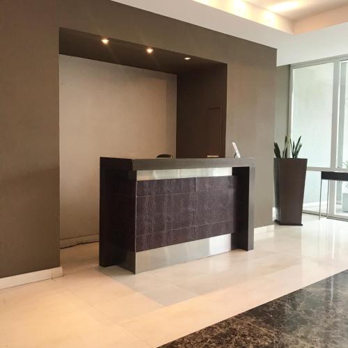 a lobby with a reception desk in a building at Impecable Loft en Nordelta Bahía in Benavídez