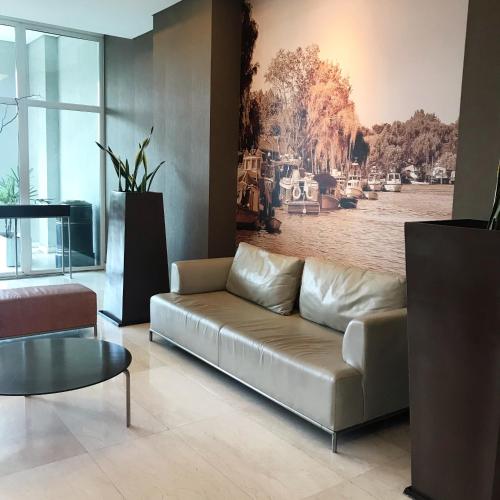 a living room with a couch and a coffee table at Impecable Loft en Nordelta Bahía in Benavídez