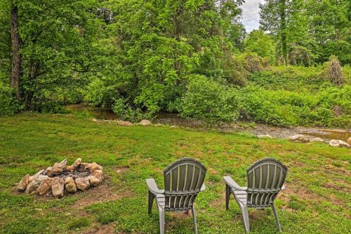 Peaceful Creekside Hideout Cabin with Hot Tub!