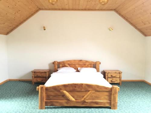 Ліжко або ліжка в номері Карпатський Готель Олександрія