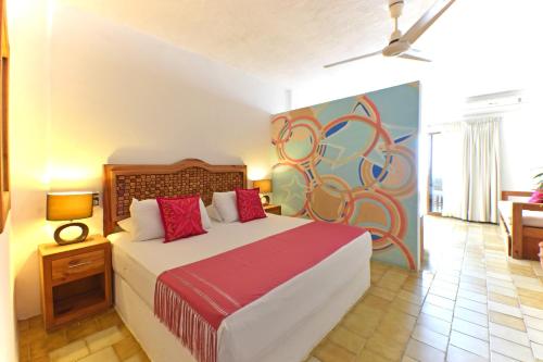 Una cama o camas en una habitación de Emperador Vallarta Beachfront Hotel and Suites