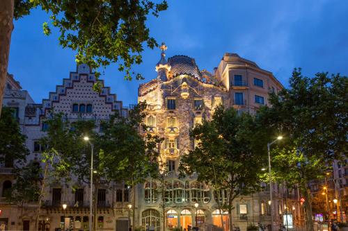 a building with a clock on the side of it at Hotel Margot House Barcelona in Barcelona