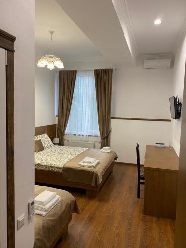 Un pat sau paturi într-o cameră la Grand Hotel