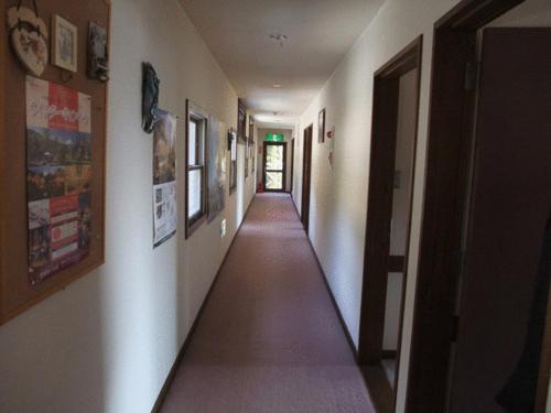 a hallway with a long hallway with a long hallwayngthngthngthngthngthngth at Guesthouse Sakuya in Fujikawaguchiko